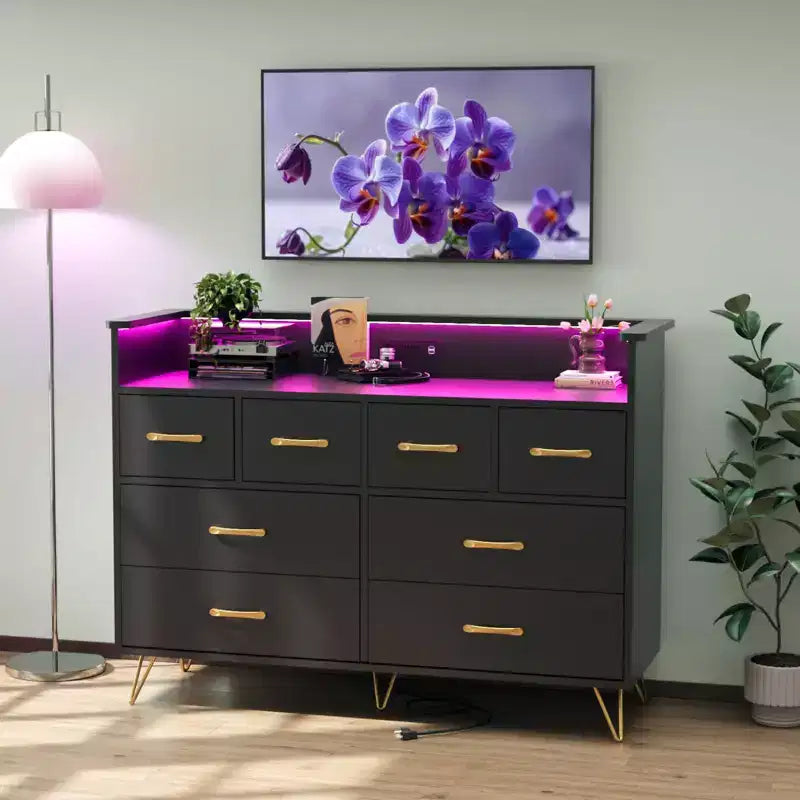 Commode 8 tiroirs avec station de charge et lumières RVB | Commode de chambre large avec 3 prises + 2 ports USB, éclairage LED contrôlé par application pour le jeu