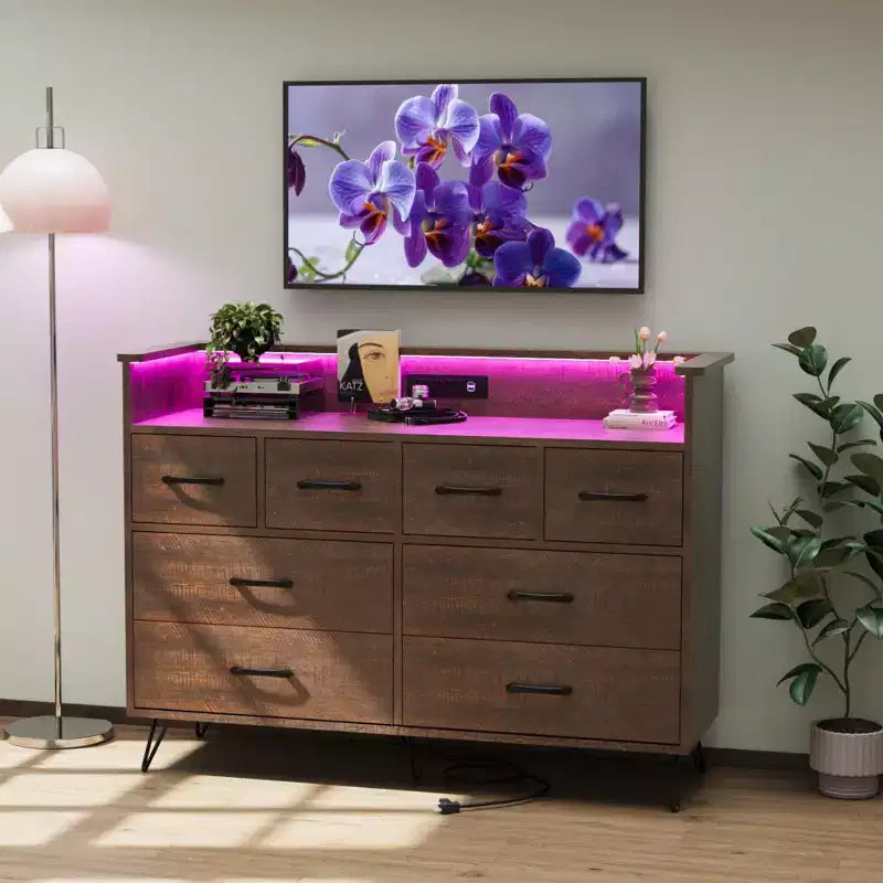 Commode 8 tiroirs avec station de charge et lumières RVB | Commode de chambre large avec 3 prises + 2 ports USB, éclairage LED contrôlé par application pour le jeu