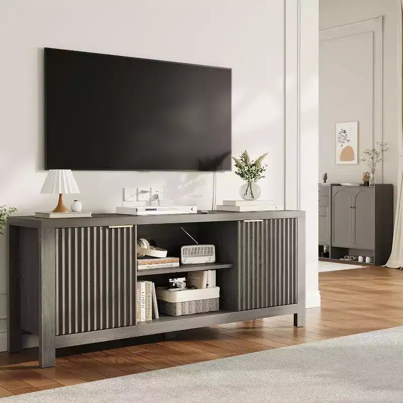Meuble TV 65 pouces, meuble de divertissement TV moderne du milieu du siècle avec armoires de rangement et étagères ouvertes, meuble TV en bois pour le salon