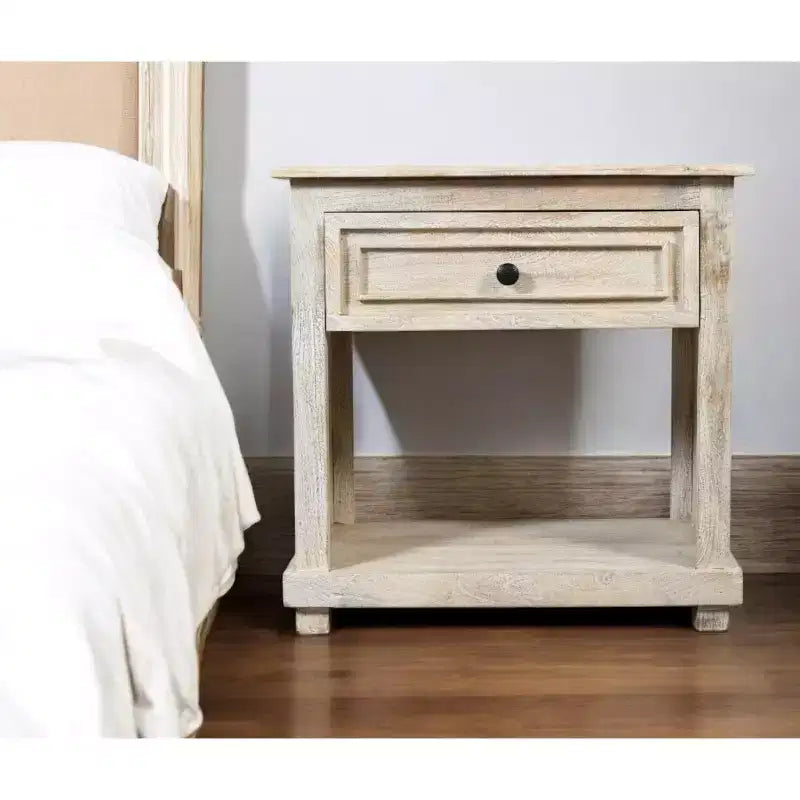 Table de chevet 28" en bois massif blanc vieilli avec un tiroir