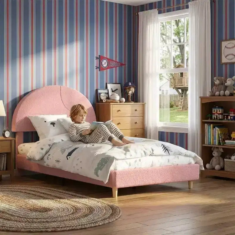 Cadre de lit jumeau avec tête de lit ronde en bouclé tapissée, design en forme d'arche en rose tendre et blanc, lit moderne pour enfants avec lattes en bois