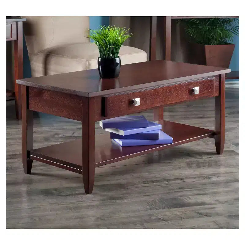 Table basse Richmond avec pieds coniques et finition noyer -: Étagère de rangement, Poignées modernes en chrome brossé
